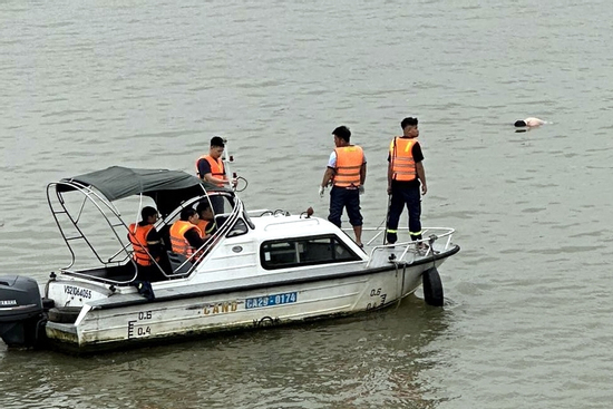 Hà Nội: Phát hiện thi thể nam giới nổi trên sông Hồng gần cầu Vĩnh Tuy