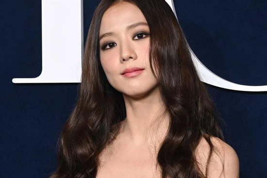 Jisoo (BLACKPINK) tặng túi hàng hiệu Dior khiến nhân viên 'phát cuồng'