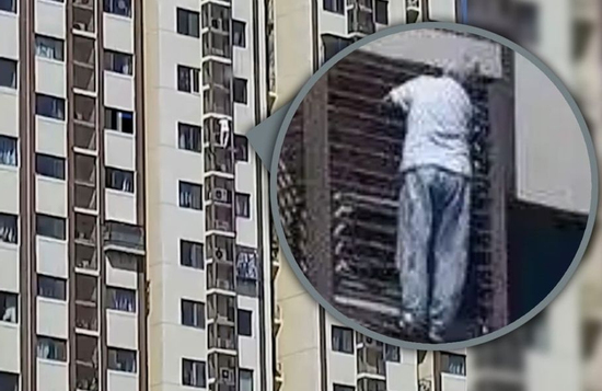 Mắc kẹt trong phòng, cụ bà 89 tuổi 'đu tường' từ tầng 27 gây bão mạng