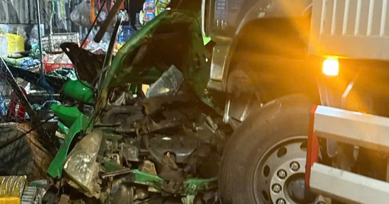 Xe taxi va chạm ô tô tải rồi cả hai lao vào chợ, tài xế tử vong