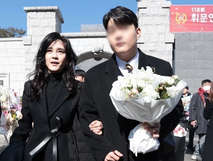 Lee Boo-jin và con trai ở lễ tốt nghiệp hôm 9/2/2026. (Ảnh: News1)