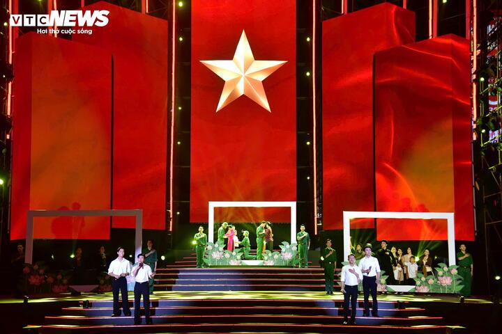 Tại Phố đi bộ Nguyễn Huệ, đông đảo người dân đến sớm để thưởng thức chương trình âm nhạc quy mô lớn trong khuôn khổ chương trình “Non sông thống nhất