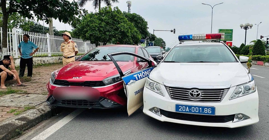 Bị kiểm tra nồng độ cồn, tài xế liều lĩnh tông xe chuyên dụng hòng tẩu thoát