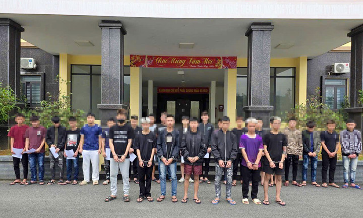 Nhóm thanh thiếu niên liên quan vụ tụ tập hỗn chiến xảy ra trên địa bàn xã Vị Xuyên vào tháng 12/2025. (Ảnh: Công an tỉnh Tuyên Quang)