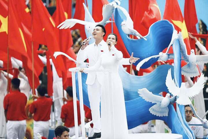 Đông Hùng và Võ Hạ Trâm gây sốt khi hát ca khúc