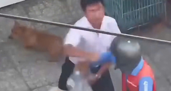 Xác minh clip người đàn ông đánh nam shipper vì chuyện 'cạo lông chó'
