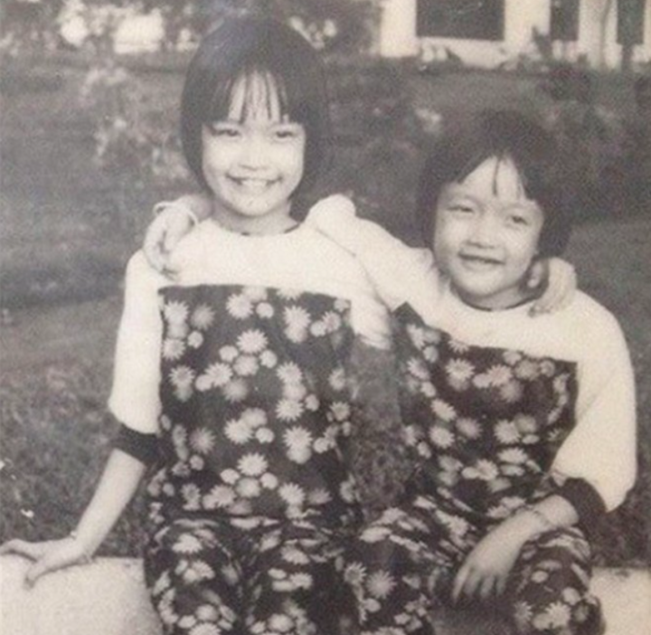 Nghệ sĩ Vân Dung và chị gái hồi nhỏ.