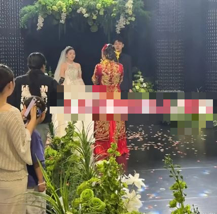 Đang tổ chức đám cưới, mẹ chú rể có hành động