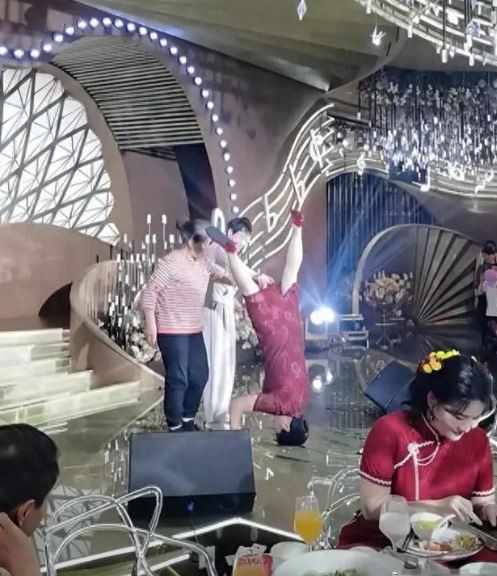Đang tổ chức đám cưới, mẹ chú rể có hành động