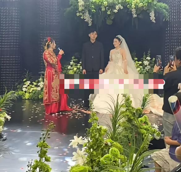Đang tổ chức đám cưới, mẹ chú rể có hành động lạ khiến cô dâu tái mặt插图 Đang tổ chức đám cưới, mẹ chú rể có hành động