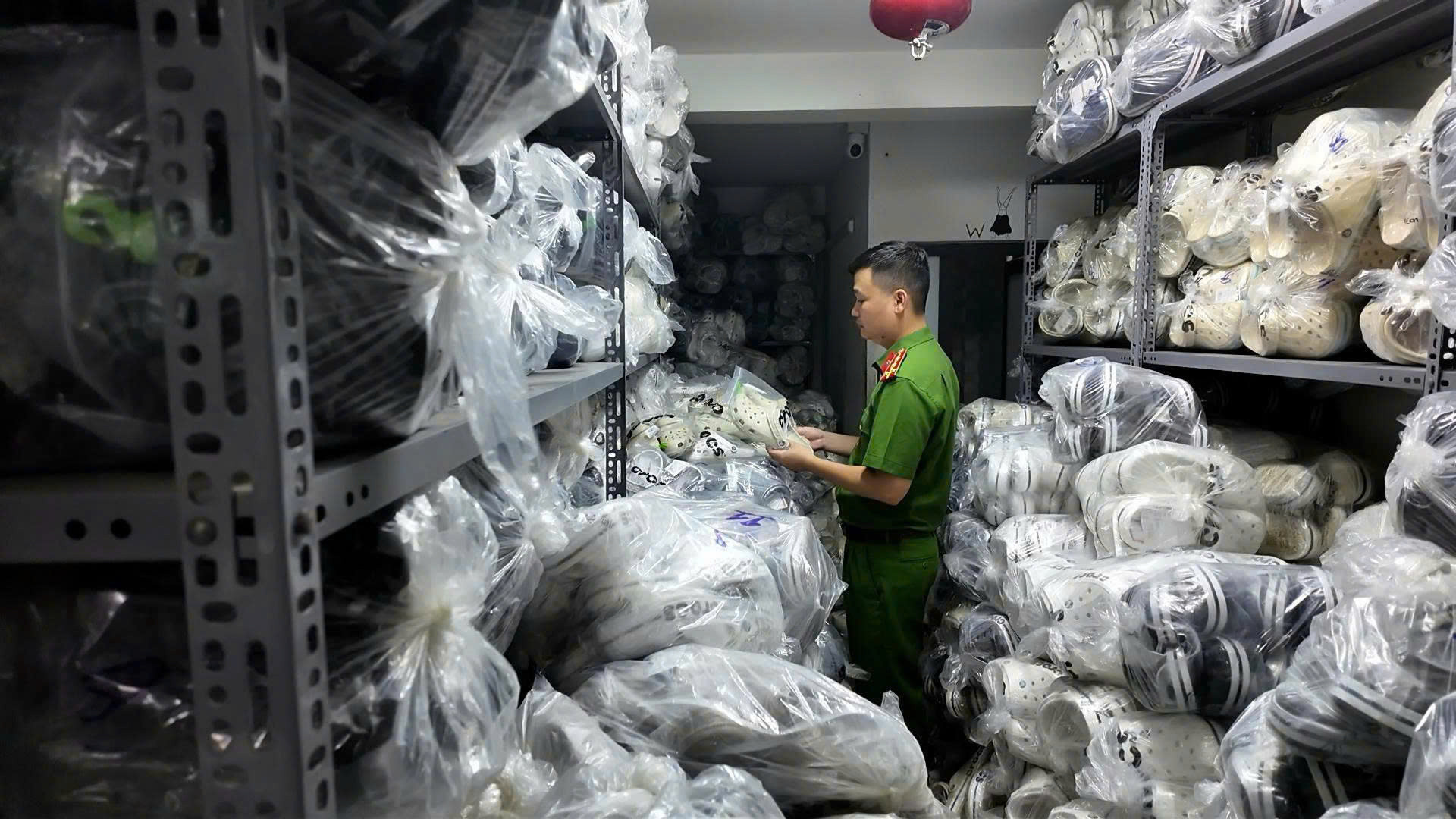Hình ảnh Công an Đà Nẵng đột kích các kho hàng giả số lượng lớn - Ảnh 2.