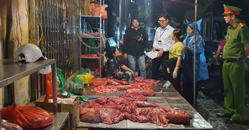 Xử lý điểm bán thịt, xương bò ở vỉa hè Hà Nội, phạt gần 30 triệu đồng