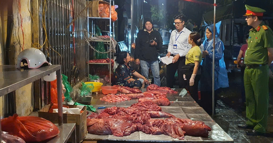 Xử lý điểm bán thịt, xương bò ở vỉa hè Hà Nội, phạt gần 30 triệu đồng