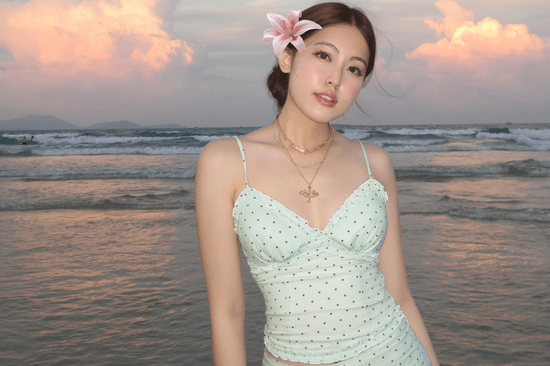 Bạn gái tin đồn của HIEUTHUHAI khoe body bốc lửa, vibe tiểu thư cực sang