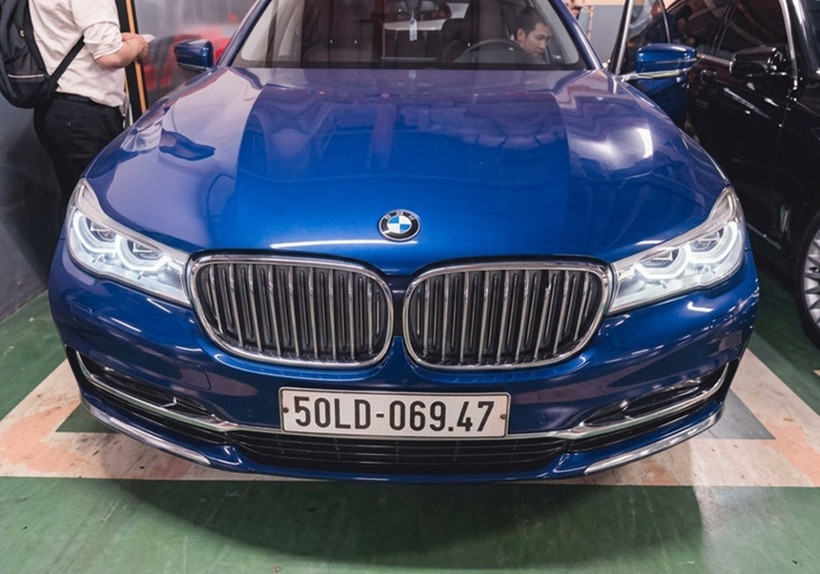 Chiếc BMW 5 chỗ, màu xanh. Ảnh: Tuổi Trẻ