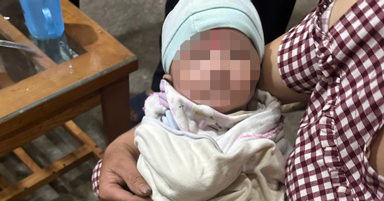 Bé gái nặng hơn 5kg bị bỏ rơi kèm lá thư 'mẹ xin lỗi, mong con sẽ gặp người tốt'
