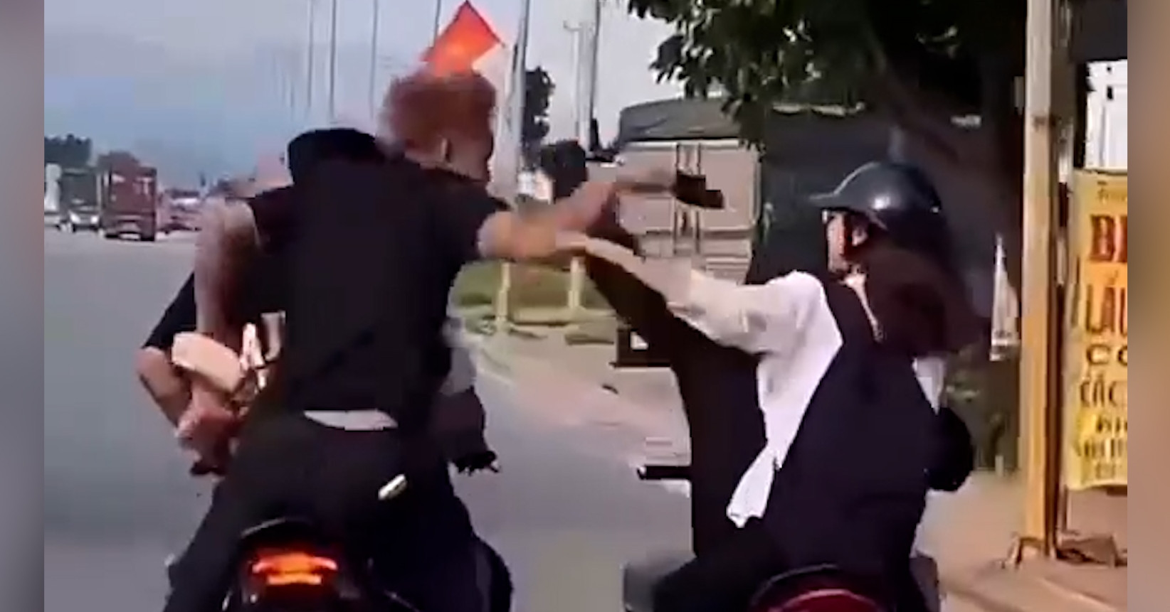 Khởi tố người đàn ông đánh shipper chảy máu mũi ở TPHCM插图1 Khởi tố người đàn ông đánh shipper chảy máu mũi ở TPHCM插图1