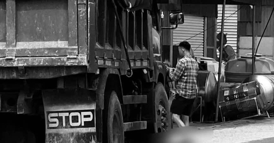 Xe máy điện va chạm ô tô tải, bà cụ 86 tuổi và con tử vong
