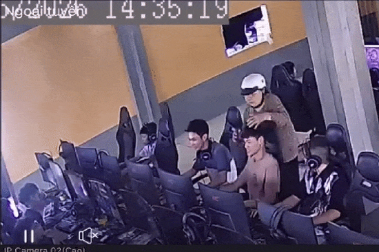 Camera ghi lại cảnh bà đi tìm cháu trong quán net nhưng lại 'bắt nhầm' người