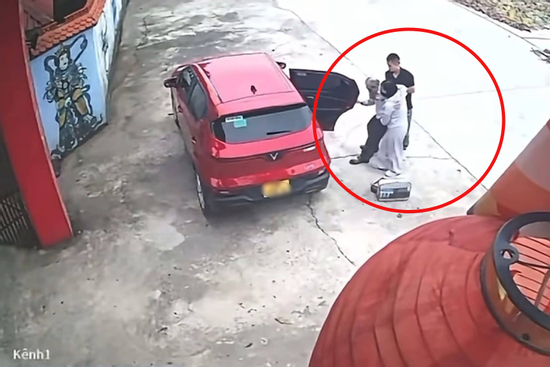 Lời ăn năn của người con gái thuê taxi chở bố bỏ ở cổng chùa Đồng