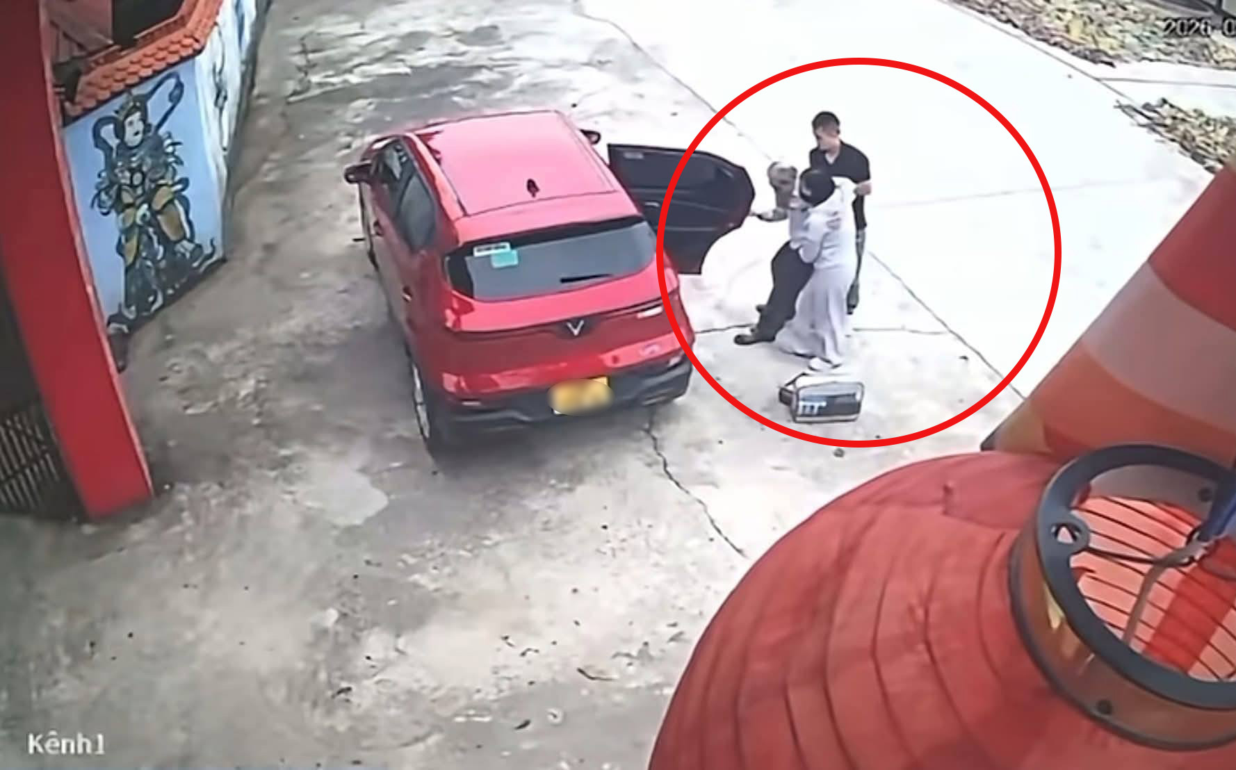 Bất ngờ hoàn cảnh của người con gái thuê taxi chở bố bỏ ở cổng chùa tại Hải Phòng- Ảnh 2.