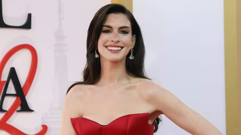 anne hathaway attends the devil wears prada 2 new york premiere