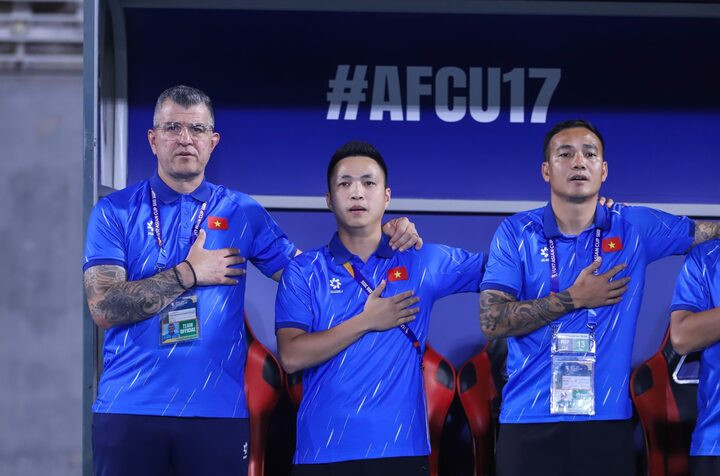 Huấn luyện viên Roland (ngoài cùng bên trái) cùng U17 Việt Nam vượt qua vòng bảng giải châu Á, giành quyền dự World Cup. (Ảnh: VFF)