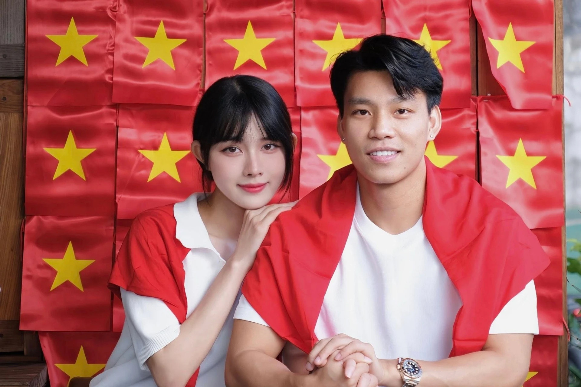 Kiểu tóc 'lạ' gây xôn xao của vợ cầu thủ Văn Thanh trong ngày cưới lên 'hot search'插图4 Kiểu tóc