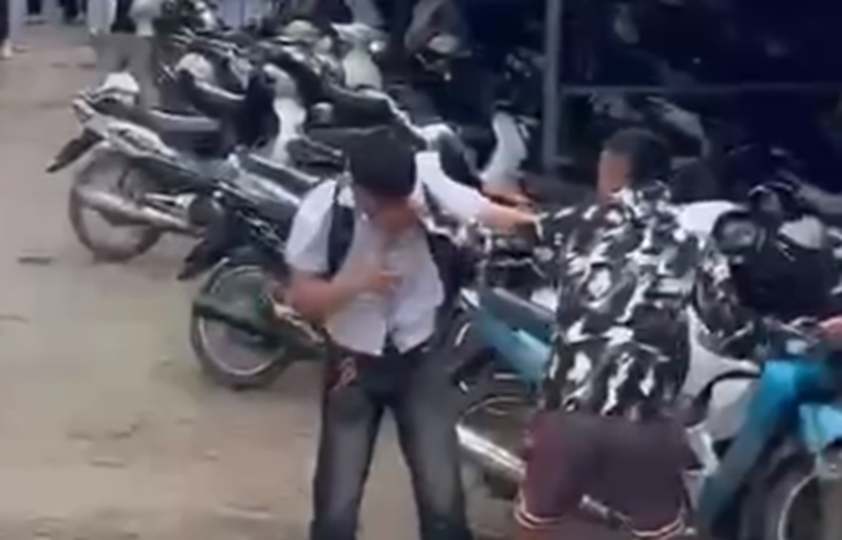 Nam sinh lớp 12 bị nhóm thanh niên đột nhập vào trường hành hung - Ảnh 1.