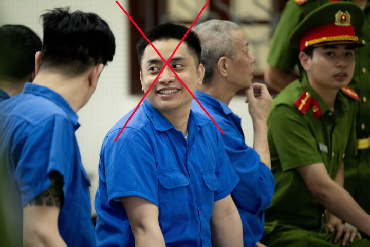 Trong suốt phiên tòa, Bùi Đình Khánh giữ thái độ bình tĩnh, trả lời rành mạch các câu hỏi của HĐXX.