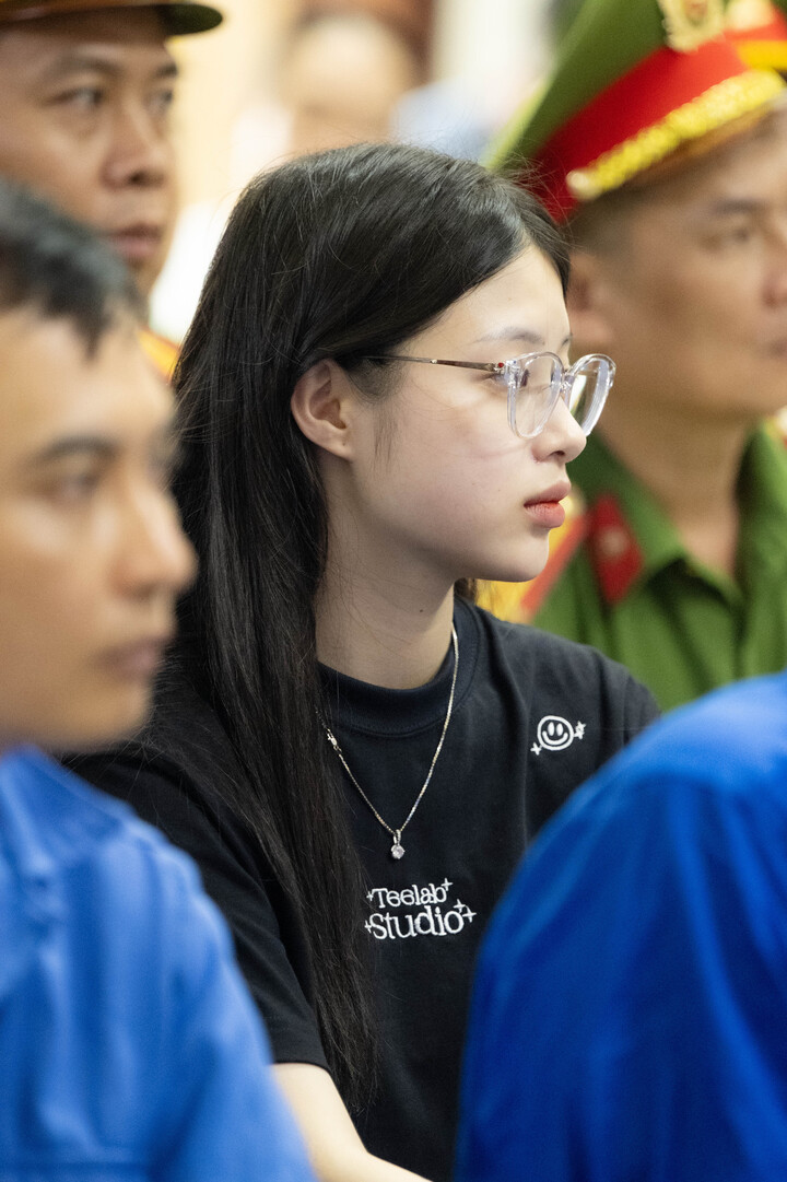 Phẫn nộ với nụ cười máu lạnh của trùm ma túy Bùi Đình Khánh trong phiên tòa插图4 Bị cáo Triệu Nguyễn Hoài Thương (bạn gái của bị cáo Bùi Đình Khánh) tại tòa.