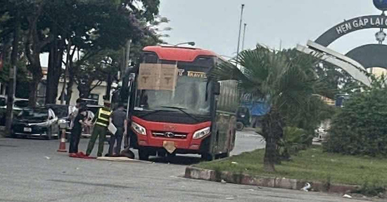Tài xế tử vong trên xe khách đỗ bên đường ở Hà Nội