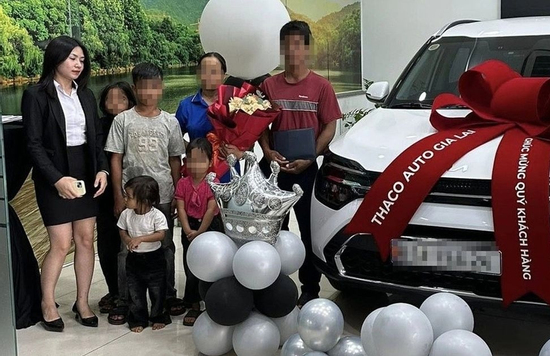 Thông tin bất ngờ cặp vợ chồng và 4 con giản dị đến nhận ôtô mới ở Gia Lai đang gây sốt MXH