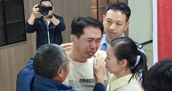 Vợ mất, con trai 4 tuổi bị bắt cóc: 35 năm sau người cha òa khóc khi gặp lại con