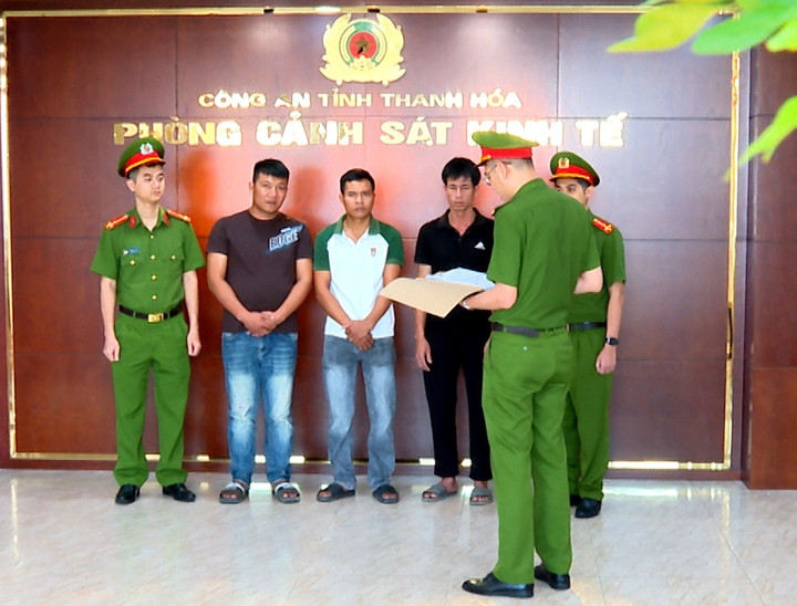 Cán bộ Phòng Cảnh sát Kinh tế Công an tỉnh Thanh Hoá thi hành quyết định khởi tố với các bị can. (Ảnh: Công an Thanh Hoá)