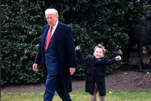 Cậu bé 6 tuổi X Æ A-Xii Musk tiếp tục “chiếm spotlight” bên ông Trump, loạt hành động tại Nhà Trắng khiến mạng xã hội bùng nổ