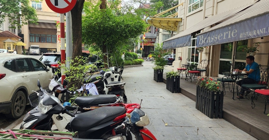 Hà Nội tính thu phí vỉa hè: Kỳ vọng sinh kế và nỗi lo mất lối đi bộ