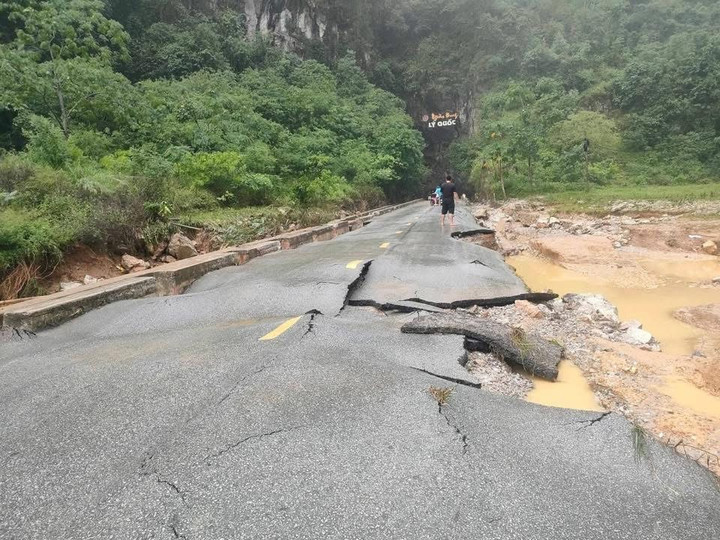 114 nhà dân ngập sâu, giao thông chia cắt, Cao Bằng khẩn cấp ứng phó插图1 Mưa lũ khiến đường tại khu vực Ngườm Bang, xã Lý Quốc hư hỏng nặng. (Ảnh: Báo Cao Bằng).