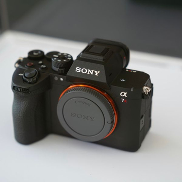 Máy ảnh cảm biến xếp chồng giá 114 triệu đồng của Sony có gì?