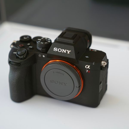 Máy ảnh cảm biến xếp chồng giá 114 triệu đồng của Sony có gì?
