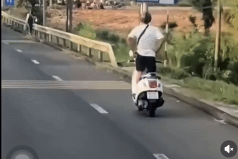 xac minh clip thanh nien tha 2 tay dung thang tren xe may khi dang xuong doc 935.gif