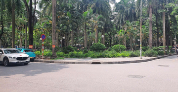 Công an Hà Nội mời làm việc người phụ nữ chửi bới, đá tài xế ô tô sau va chạm trên đường