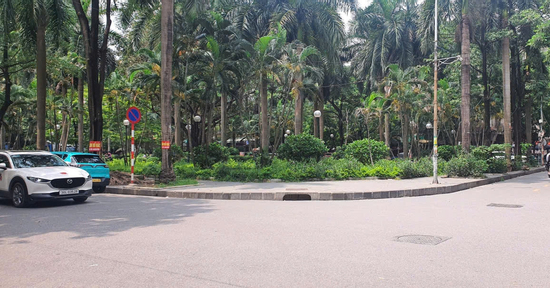 Công an Hà Nội mời làm việc người phụ nữ chửi bới, đá tài xế ô tô sau va chạm trên đường