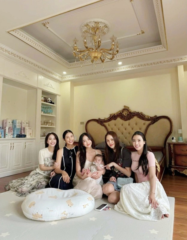 Cuộc sống giàu sang của mỹ nhân VTV: Nghỉ việc ngay khi cưới thiếu gia kém tuổi, hạ sinh quý tử cho gia tộc- Ảnh 11.