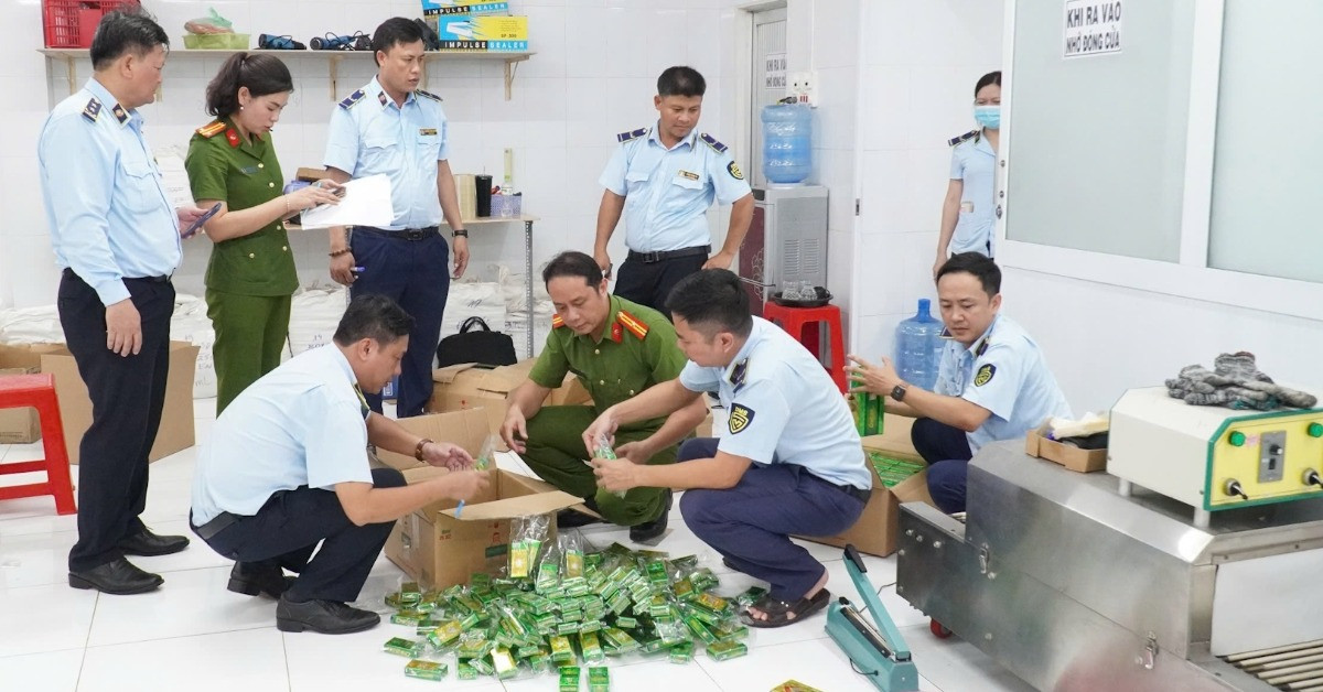 Đường dây sản xuất hơn 27.000 chai dầu gió giả do Châu Kế Cường cầm đầu插图 Dầu gió giả khám xét.jpeg