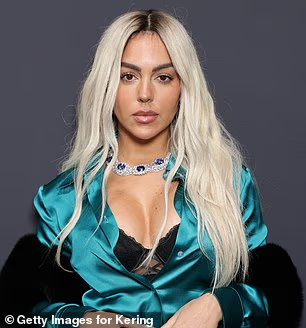 Vợ sắp cưới của Ronaldo gây choáng tại Cannes, nhuộm tóc bạch kim, khoe nhẫn đính hôn 3 triệu USD插图1 image 21