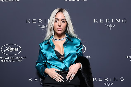 Vợ sắp cưới của Ronaldo gây choáng tại Cannes, nhuộm tóc bạch kim, khoe nhẫn đính hôn 3 triệu USD