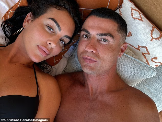 Vợ sắp cưới của Ronaldo gây choáng tại Cannes, nhuộm tóc bạch kim, khoe nhẫn đính hôn 3 triệu USD插图4 image