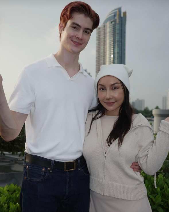 Gương mặt sau 21 ngày phẫu thuật thẩm mỹ của cô vợ cao 1m55 áp lực vì chồng Tây quá đẹp trai, cao gần 2m插图9 screenshot 2026 05 17 190954