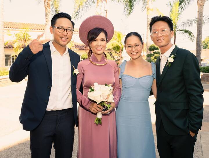 Hoa hậu tóc tém đầu tiên của showbiz Việt, bỏ hào quang sang Mỹ giờ ra sao?插图2 Hoa hậu Kiều Khanh bên 3 con.
